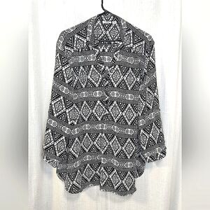 2/$30 Cato Tribal Geometric Graphic Black‎ and White Sheer Henley Tunic 22/24W